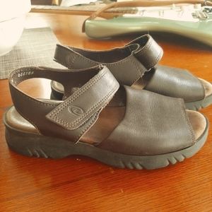 Dexter brown leather sandals